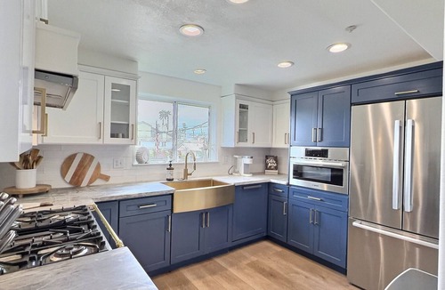 Downtown Condo | Shelly Shores: Quiet Retreat—Pet OK, Steps to Pier & Town!