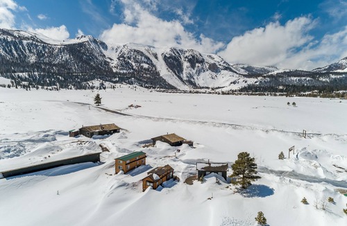Mammoth Lakes Cabin | Sierra Meadows Ranch – A Cozy Retreat with Mountain Views in Mammoth Lakes