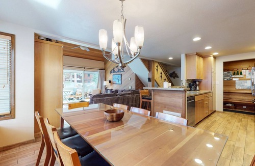 Mammoth Lakes Condo | Sierra Megeve 7 Deluxe Remodeled Condo, Just A Short Walk To Canyon Lodge by RedAwning