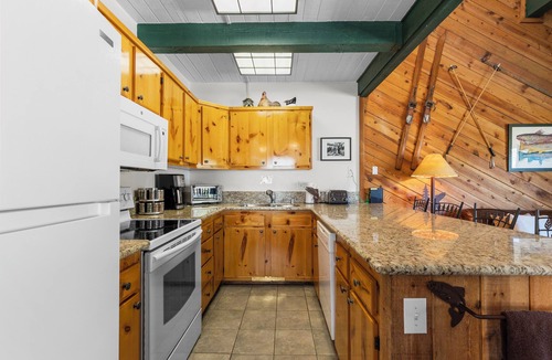 June Lake House | Sierra Suns 9, a townhome steps from the marina