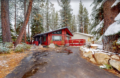 Pioneer Trail Cabin | Single-level 3BR Chalet with large yard, fire pit & gas stove - dogs welcome