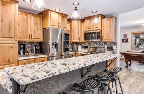 South Lake Tahoe Cabin | Single Level ✔Great Location✔Hot tub✔ Pool Table✔Arcade✔Shuffleboard✔Gym