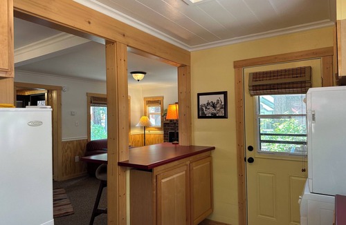Al Tahoe Cabin | Single story cabin in historic neighborhood, walk to eateries & lake. Fast WiFi.