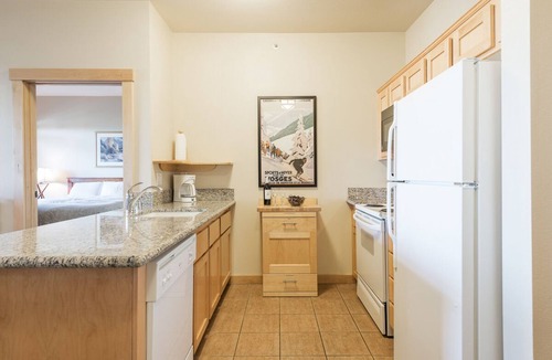 Mammoth Lakes Condo | Ski-in, Ski-out Condo at Juniper Springs with Mountain Views and Shared Hot Tub!