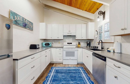 South Lake Tahoe House | Ski-in-ski-out mountain view home with hot tub - hiking & activities nearby