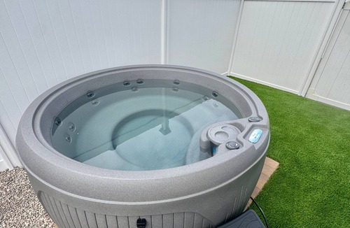 Parker Strip House | Skibatical, Private Hot Tub & Fenced Yard at Roadrunner Resort