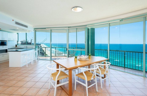 Main Beach Apartment | Skyhome Sub penthouse 3 Bedroom Ocean View