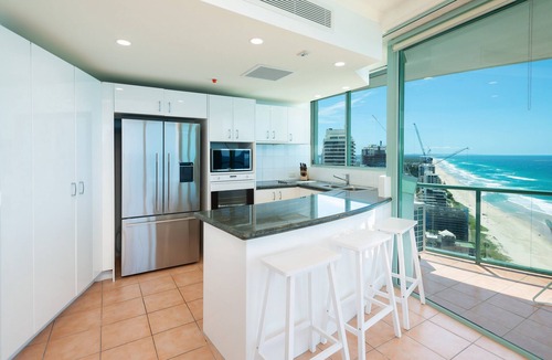 Main Beach Apartment | Skyhome Sub penthouse 3 Bedroom Ocean View