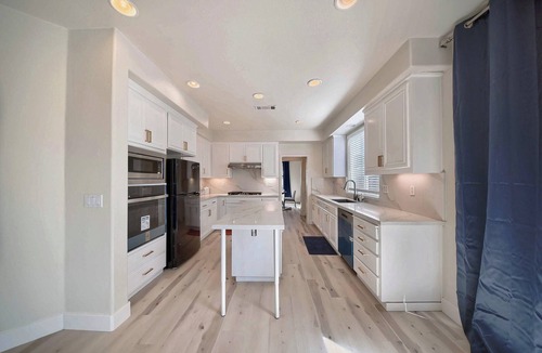 Tracy House | “Sleek and Spacious Getaway” with AC, WiFi, and more.
