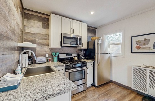 Lakeside Park Cabin | Sleek Bungalow with Hot Tub - 3 Blocks to Heavenly Gondola, 12 Mins to Beach