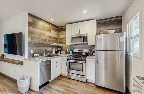 Lakeside Park Cabin | Sleek Bungalow with Hot Tub - 3 Blocks to Heavenly Gondola, 12 Mins to Beach