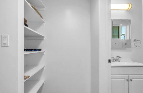 Wilshire Apartment | Sleek Loft Apartment with AC & gated Parking space In Hollywood