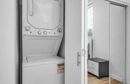 Wilshire Apartment | Sleek Loft Apartment with AC & gated Parking space In Hollywood