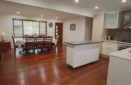 Ashmore House | Sleeps 14/Central Location/Kids Toys and Play Equipment/Fully Self Contained