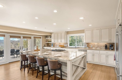 Atascadero House | Sleeps 18, 2 Homes | Vineyard Estate + Pool + Hot Tub | Minutes to Templeton