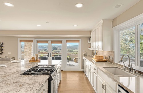 Atascadero House | Sleeps 18, 2 Homes | Vineyard Estate + Pool + Hot Tub | Minutes to Templeton