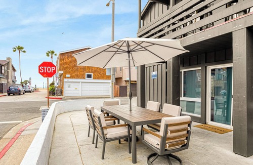 West Newport House | Sleeps 18 | Steps to the Beach, Shops & Eateries | Ocean Views + Patio