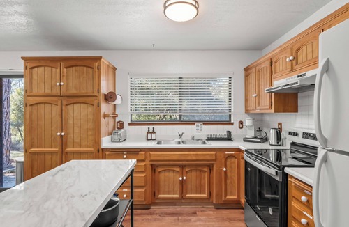 Ahwahnee House | Sleeps 30 - Spacious - 3 Houses on 40 acres - Hot Tub - Game Room
