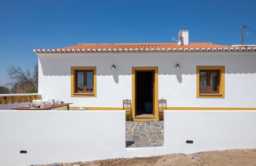 Espirito Santo Apartment | 'Small' Room with Mountain View, Wi-Fi and Air Conditioning