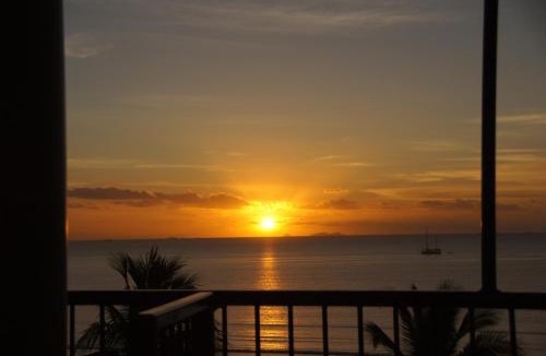 Wailoloa Hostel | Smugglers Cove Beach Resort & Hotel