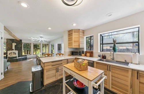 Christmas Valley House | Sno Place Like Home - Hot Tub+Fire Pit+Playground