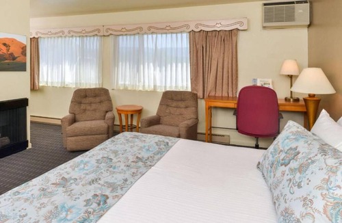 Solvang Hotel | Solvang Danish Adventure! 2 units w/Continental Bfast, Parking, Swimming Pool