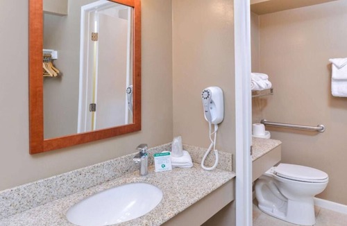 Solvang Hotel | Solvang Theaterfest Lodging! Continental Breakfast, Parking, Outdoor Pool!
