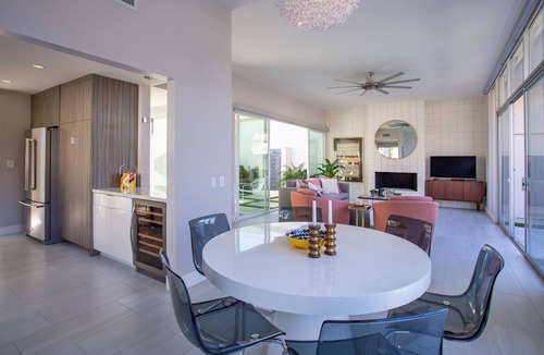 Palm Springs Villa | Some Like it Hot! & this stunner is THE place to land in Palm Springs! Gorgeous