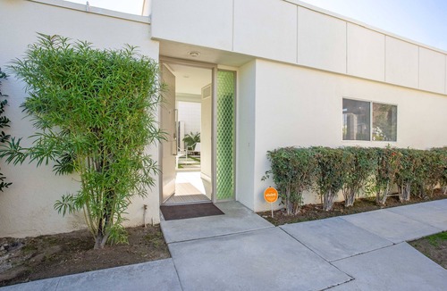 Palm Springs Villa | Some Like it Hot! & this stunner is THE place to land in Palm Springs! Gorgeous