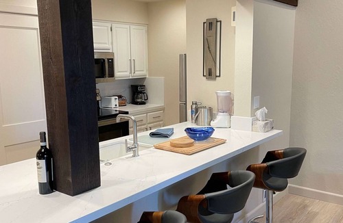 South Lake Tahoe Condo | South Lake Tahoe Condo with Pool, Hot Tub & Fireplace