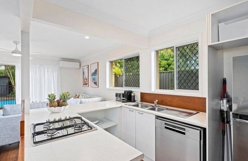 Southport House | Southport Oasis 6bd PoolCentral