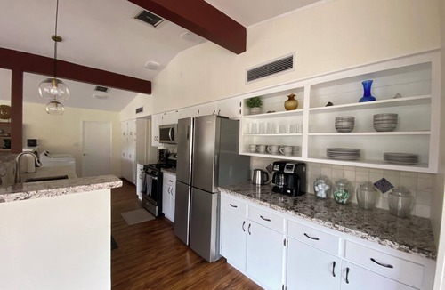Three Rivers House | Spa, 5 minutes from Sequoia National Park. Spacious, convenient and private.
