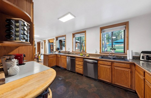 Tahoe Island House | Spa + Games + Patio Dining | Mins to Emerald Bay + Lake | Lakesong Lodge