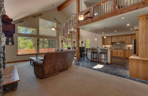Pioneer Trail House | Spa, Shuffleboard, Foosball, Grill, Wifi, 7mins to Heavenly/Lake/Casinos – Redwood Manor