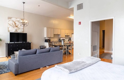 Gaslamp Quarter Hotel | Spacious 1 BR 700 sq ft loft suite with free parking, steps to the Convention Center and Gaslamp dining. Ideal for business or group travel.