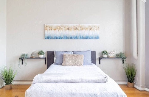 Gaslamp Quarter Hotel | Spacious 1 BR 700 sq ft loft suite with free parking, steps to the Convention Center and Gaslamp dining. Ideal for business or group travel.