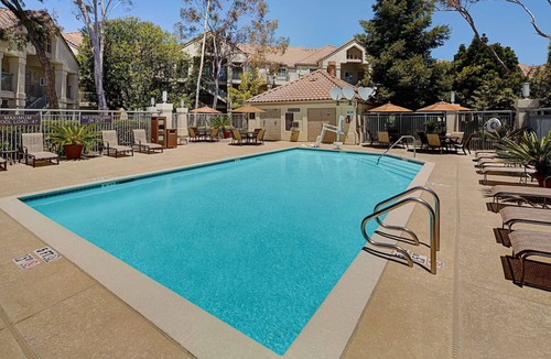 Belmont Hotel | Spacious 1BR Suite w/Full Kitchen, Outdoor Pool, and Excellent Breakfast