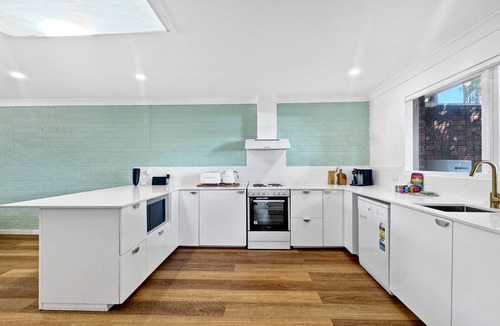 Surf Beach Apartment | Spacious 2-Bed Townhouse with BBQ