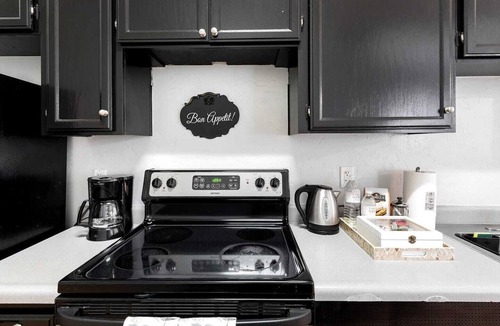 Gaslamp Quarter Hotel | Spacious 2BR 700 sq ft suite with free parking, steps to the Convention Center and Gaslamp dining. Ideal for business or group travel.
