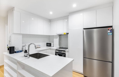 Indooroopilly Apartment | Spacious 2BR Getaway | Great Location & Comfort