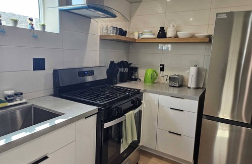 Boyle Heights Hotel | Spacious 2BR modern living in Central Eastside location