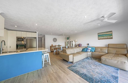 Broadbeach Apartment | Spacious 3-Bed Apartment in Broadbeach