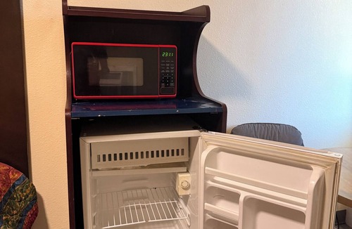 Gresham Apartment | Spacious 3-bedroom apartment with AC near Portland