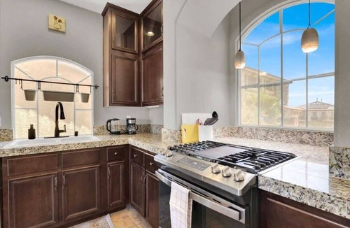 Enterprise House | Spacious 3BR+Den Retreat w/Yard + Pool Table