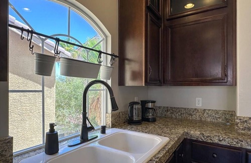 Enterprise House | Spacious 3BR+Den Retreat w/Yard + Pool Table