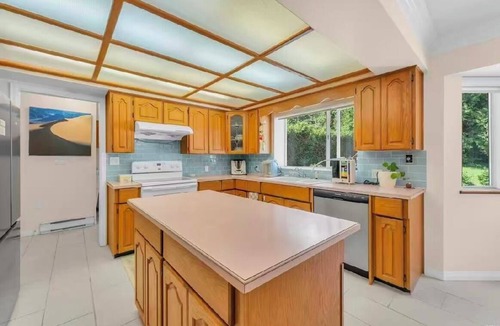 Surrey House | Spacious 3BR Near White Rock & Morgan Creek