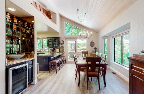 Shaver Lake Cabin | Spacious 3BR Ockenden Retreat w/Loft, W/D, & Large Deck, & Grill