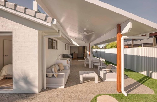 Miami House | Spacious 4-bedroom house with WiFi, Pool and AC in Burleigh QLD