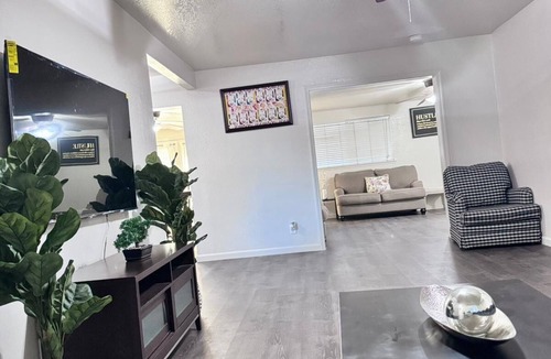 Raisin House | Spacious 4-bedroom house in charming Fresno with WiFi, AC, fitness room.