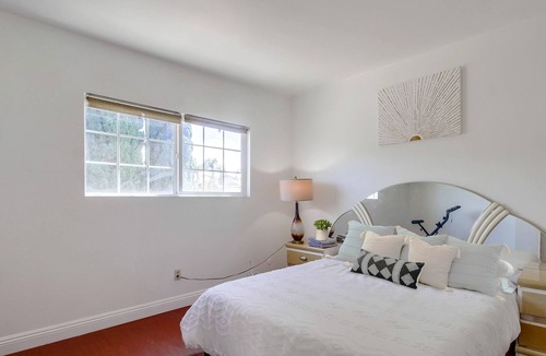 Lincoln Acres House | Spacious 4-BR 2.5 Bath Home w/2-Car Garage, Gated Backyard & 5 Mins to Downtown